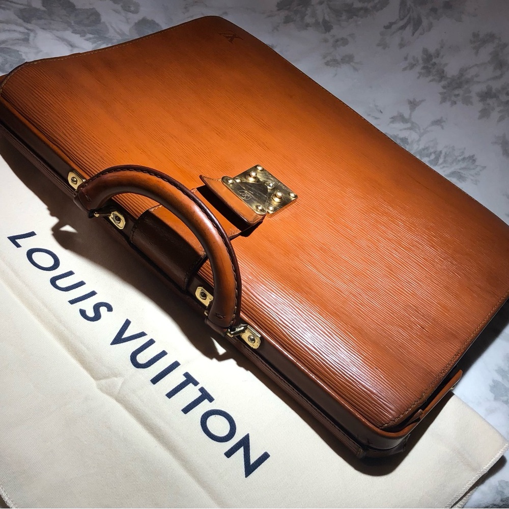 🎄Louis Vuitton Epi Serviette Fermoire Business Bag w/ LV Dustbag. All authentic.